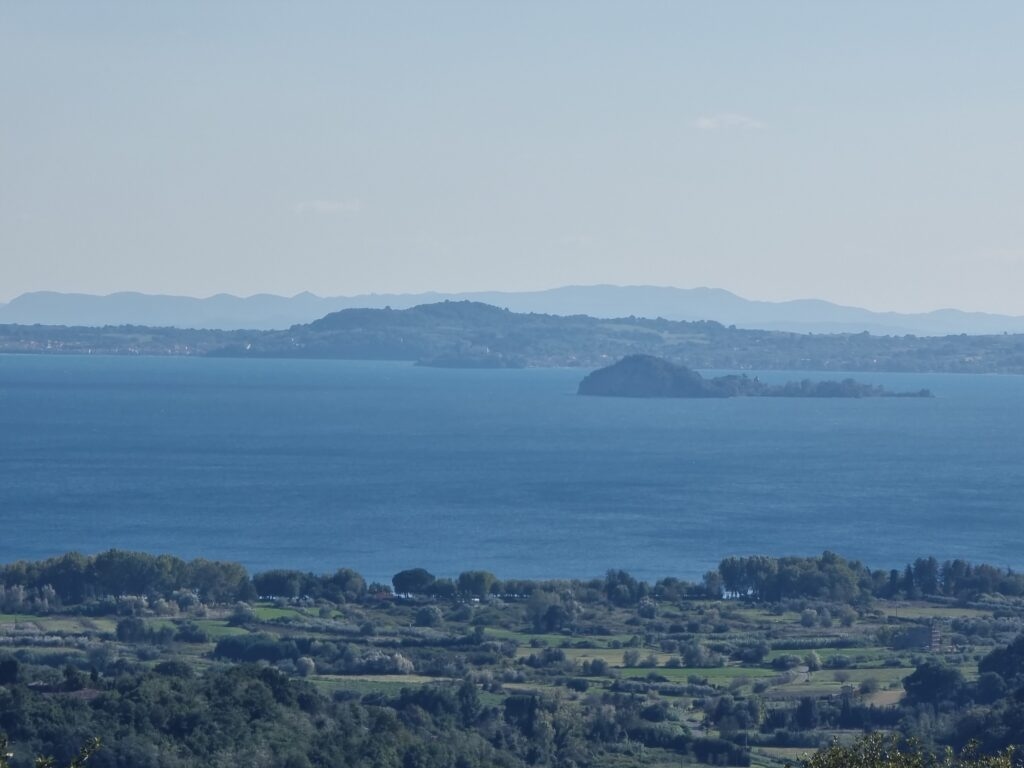 Lago di Bolsena con le isole Martana e Bisentina