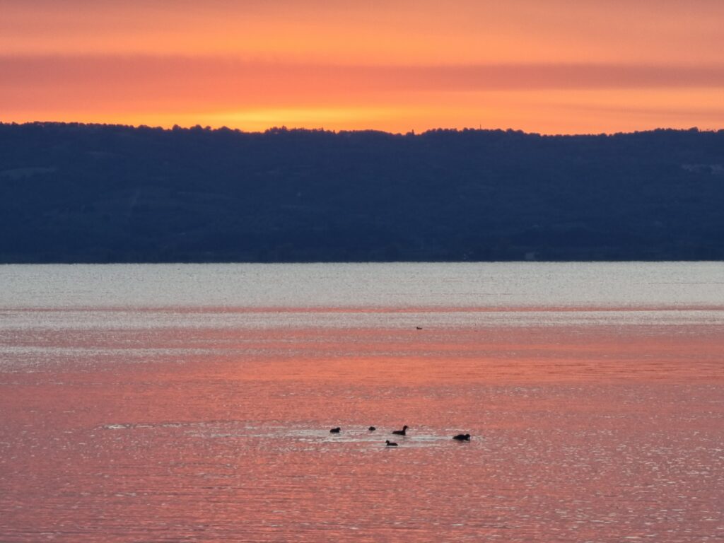 Tramonto sul Lago di Bolsena lungo la Via Francigena