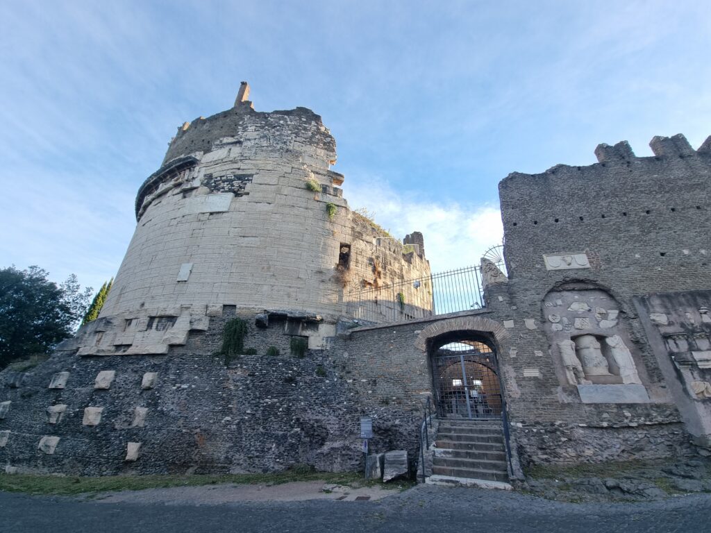 Il Mausoleo di Cecilia Metella sull'Appia Antica a Roma
