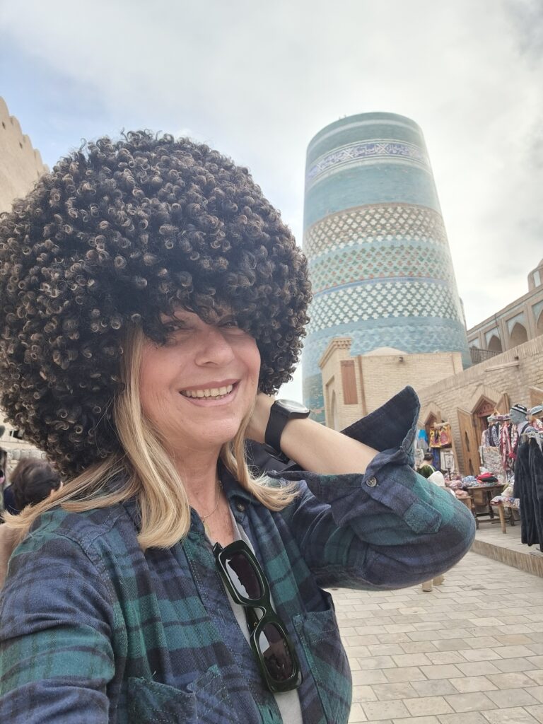 Il cappello chugirma di pelliccia d'agnello a Khiva
