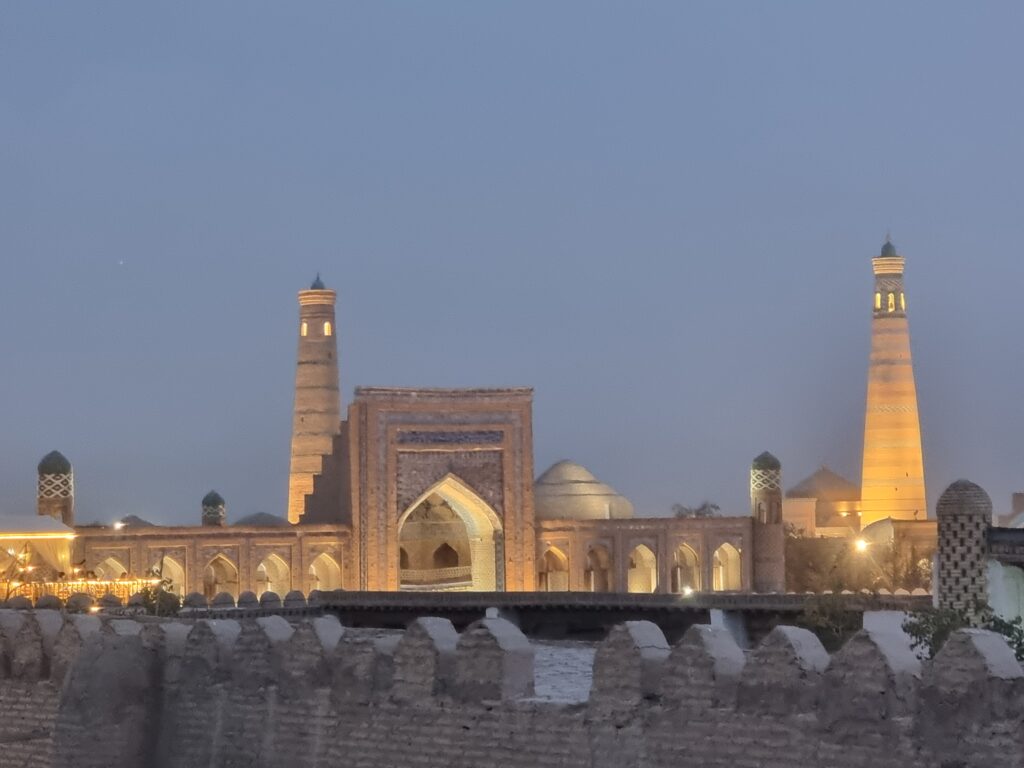 Khiva al tramonto vista dalle mura
