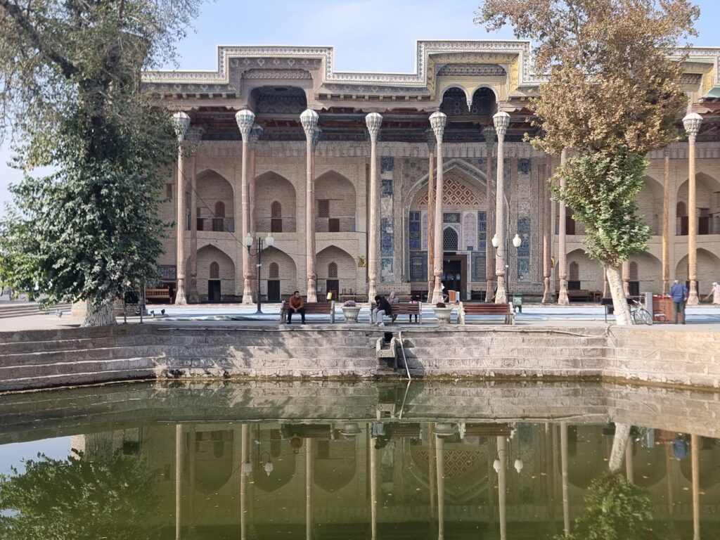 La Moschea Bolo Hauz a Bukhara detta delle "40 colonne"