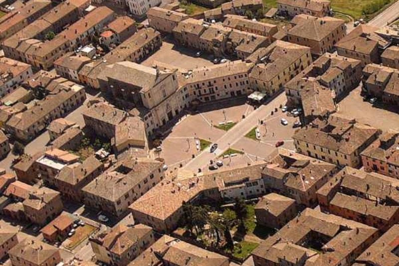 Piazza Europa a Borgo San Lorenzo Nuovo (credits)