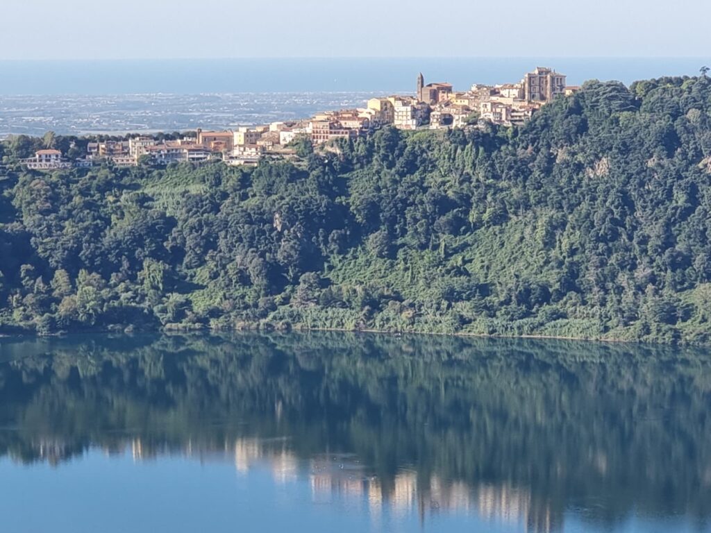 Via Francigena - Vista del lago di Nemi