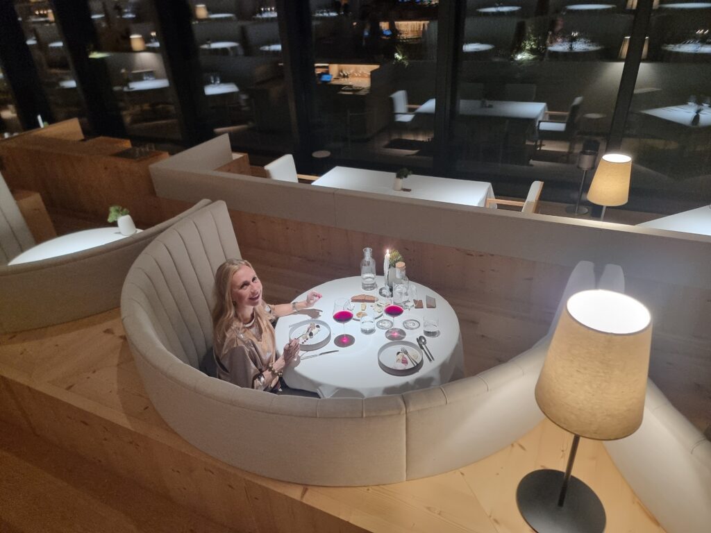 Il ristorante a forma di teatro del Forestis di sera