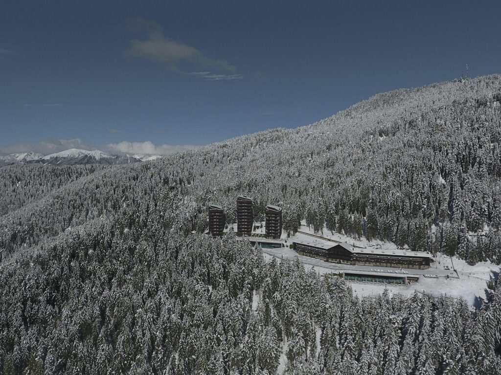 Il Forestis: l'edificio storico e accanto le tre torri