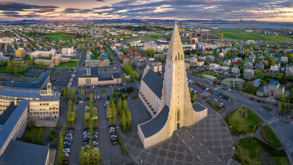 Reykjavík e l'iconica chiesa e forma di cascata (copyright Business Iceland)