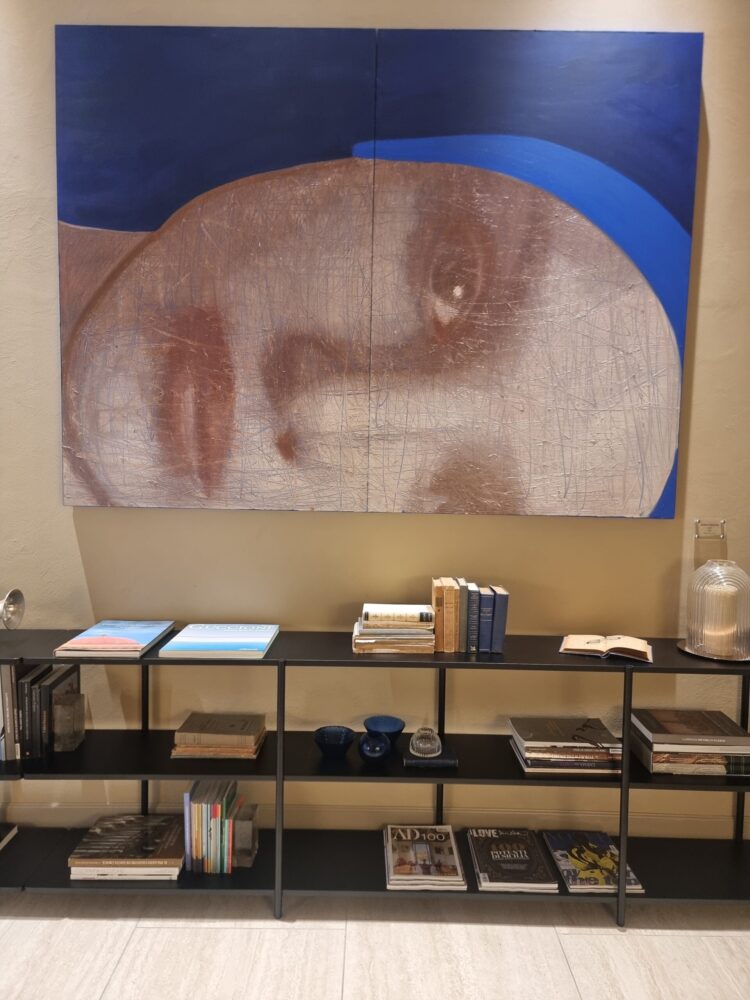 Il dipinto di Sergio Fiorentino all'ingresso dell'hotel