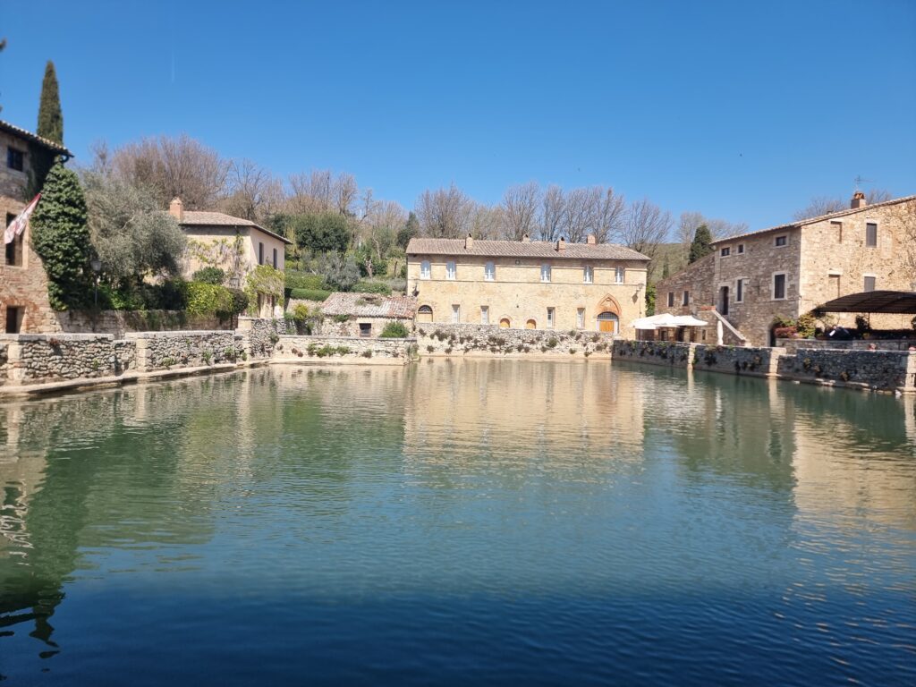 Il borgo di Bagno Vignoni con la vasca termale