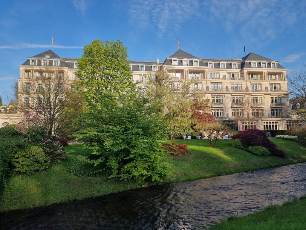 La Lichtentaler Allee e sullo sfondo il Brenners Park Hotel