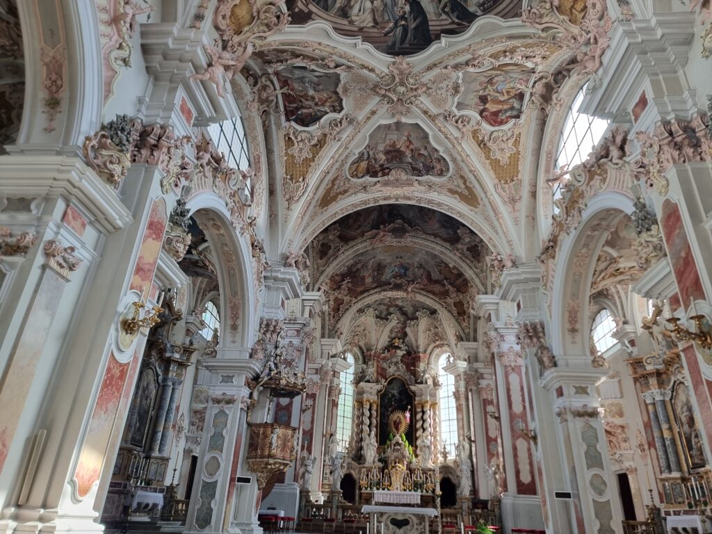 La chiesa rosa in stile barocco-bavarese