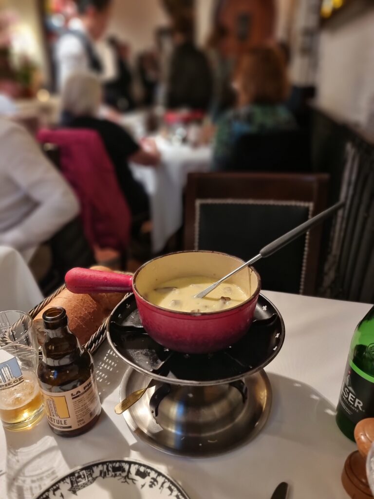 La fonduta, piatto tipico svizzero, al ristorante Les Armures