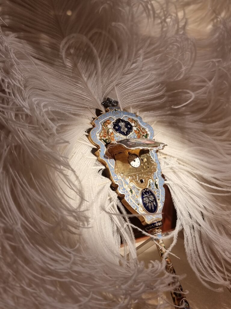 Orologio con piume di struzzo al Museo Patek Philippe
