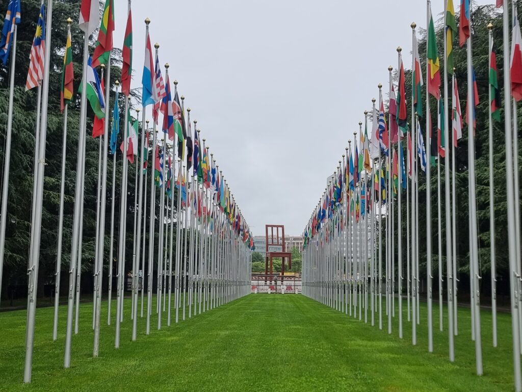 Il Palais des Nations a Ginevra e in fondo la Broken Chair