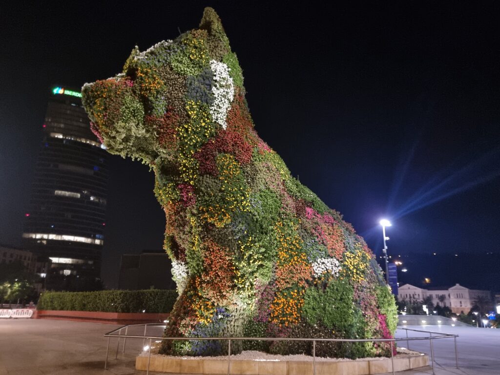 Paesi Baschi - il Puppy floreale di Jeff Koons fuori dal Guggenheim Bilbao