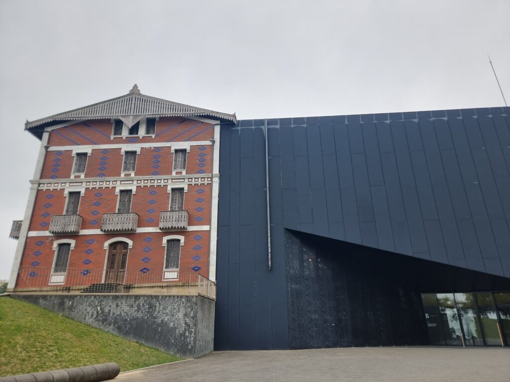 Gli esterni di Palazzo Aldamar a Getaria