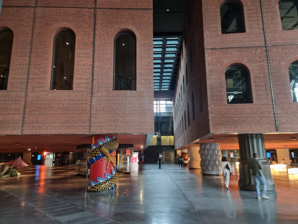 Le colonne del centro Azkuna a Bilbao