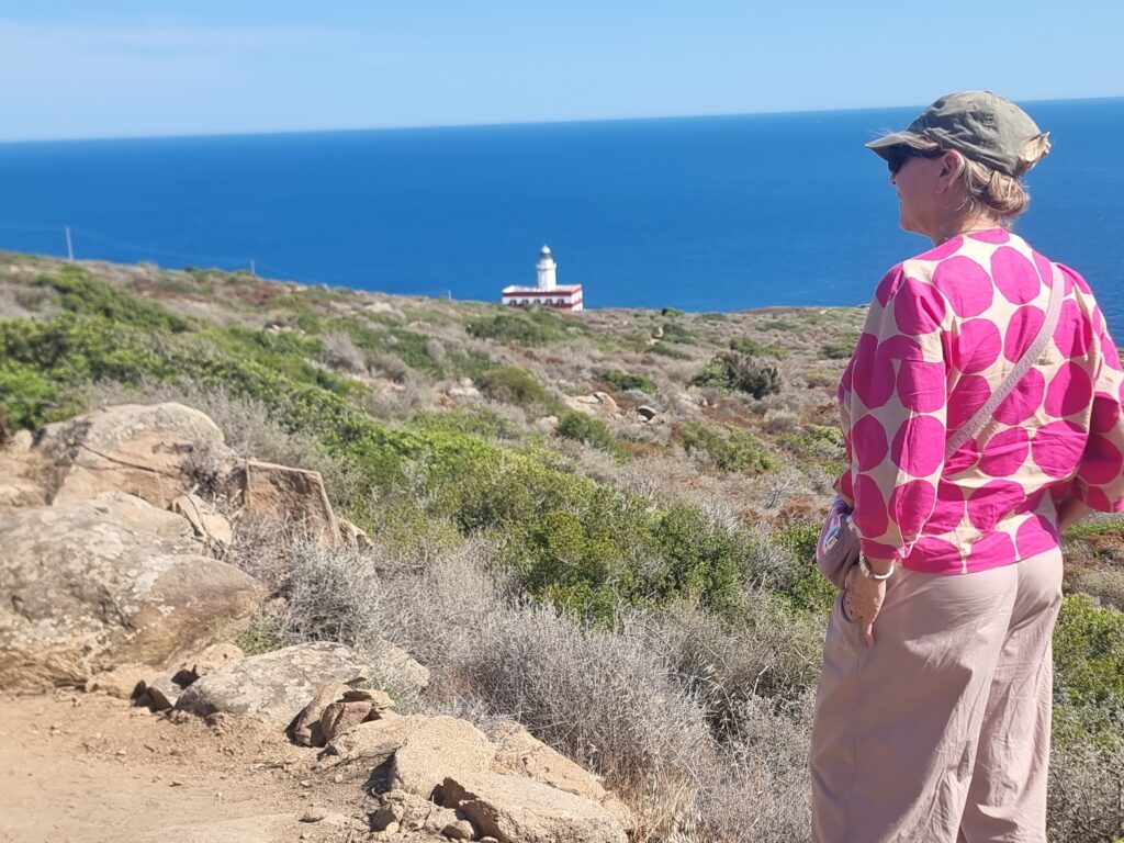Il percorso di trekking per raggiungere il Faro di Capel Rosso