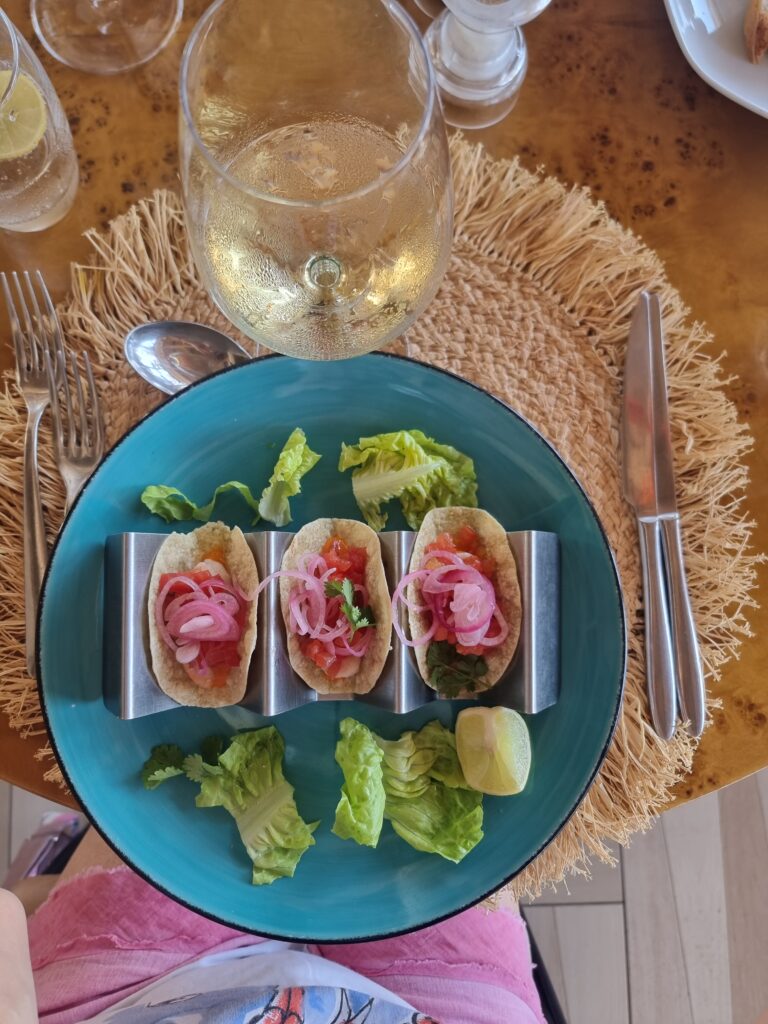 Piatti alla carta nel ristorante fronte-mare