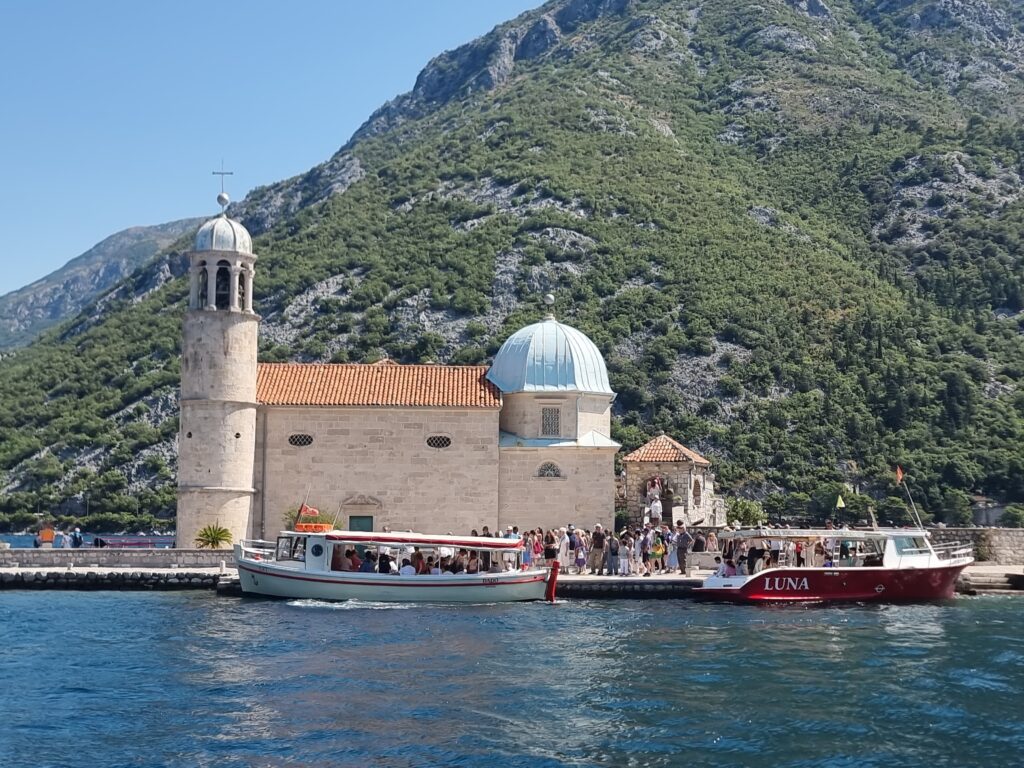 L'isola di Nostra Signora delle Rocce a Perast (Montenegro)