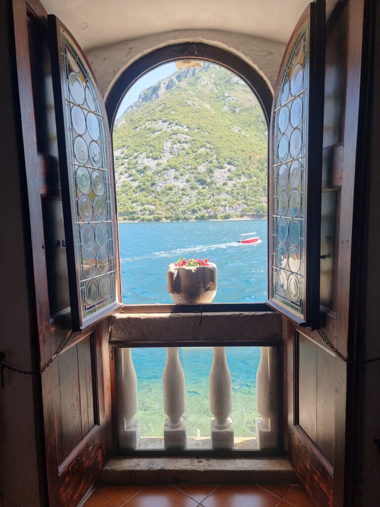 Finestra nella chiesa dell'isola di Nostra Signora delle Rocce