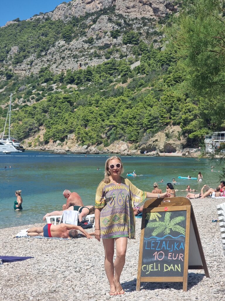 La spiaggia di ciottoli a Komiza