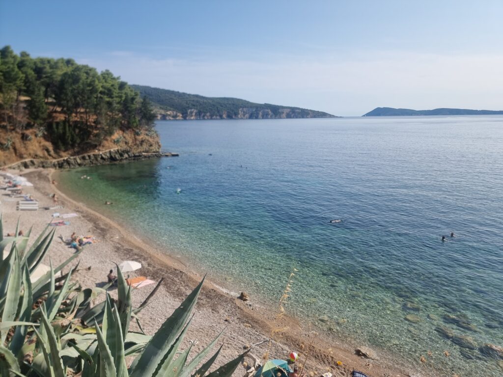 Una delle spiagge ciottolate di Komiza