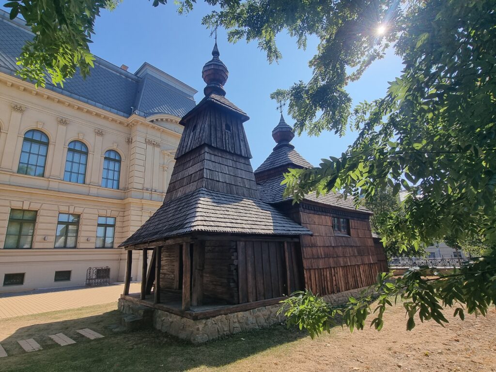 Una chiesa di legno tipica dei Carpazi