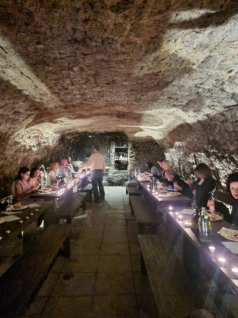 Degustazione in grotta nella Tokaj Macik Winery