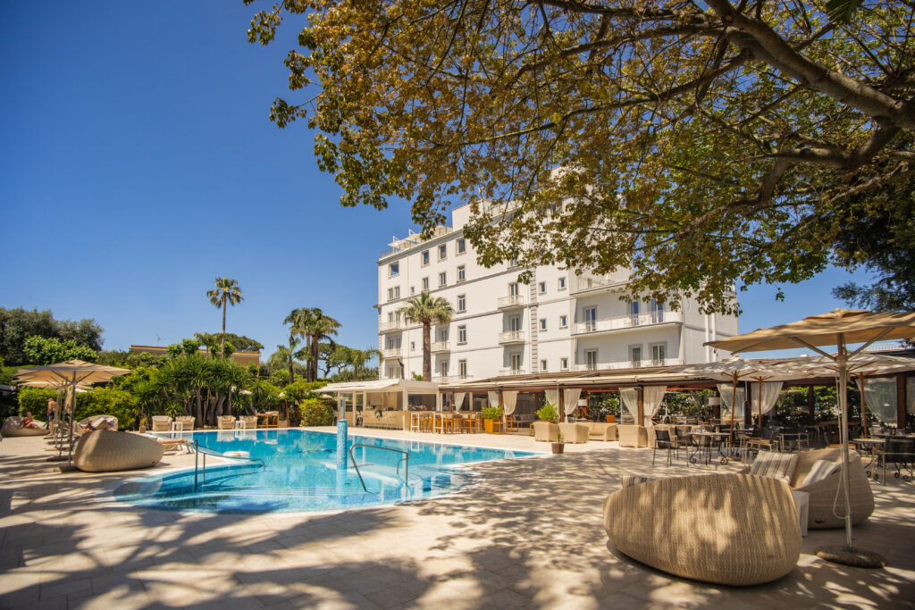 L'Aqua Pool Lounge e il giardino di agrumi dell'Hotel Mediterraneo a Sorrento (courtesy)