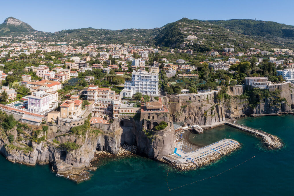 La costa sorrentina e l'Hotel Mediterraneo con il molo-spiaggia della Marinella (courtesy)